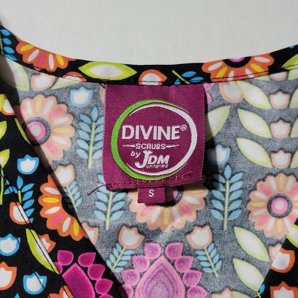 💚 Divine‎ Scrubs JDM Uniform Womens Short Sleeve Medical Scrub Top Size Small - Picture 2 of 6